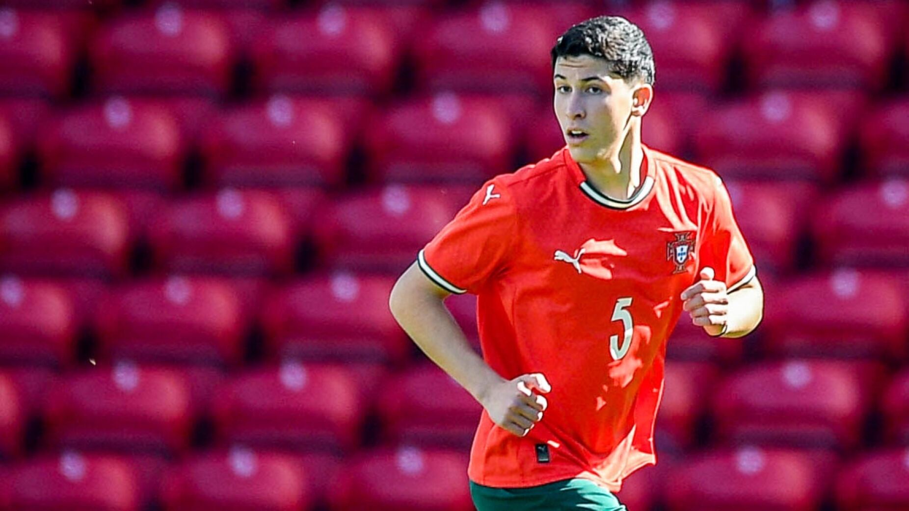 Campeão do Mundo de Sub-17 Integra Treino do Benfica na Véspera do Duelo com o Napoli