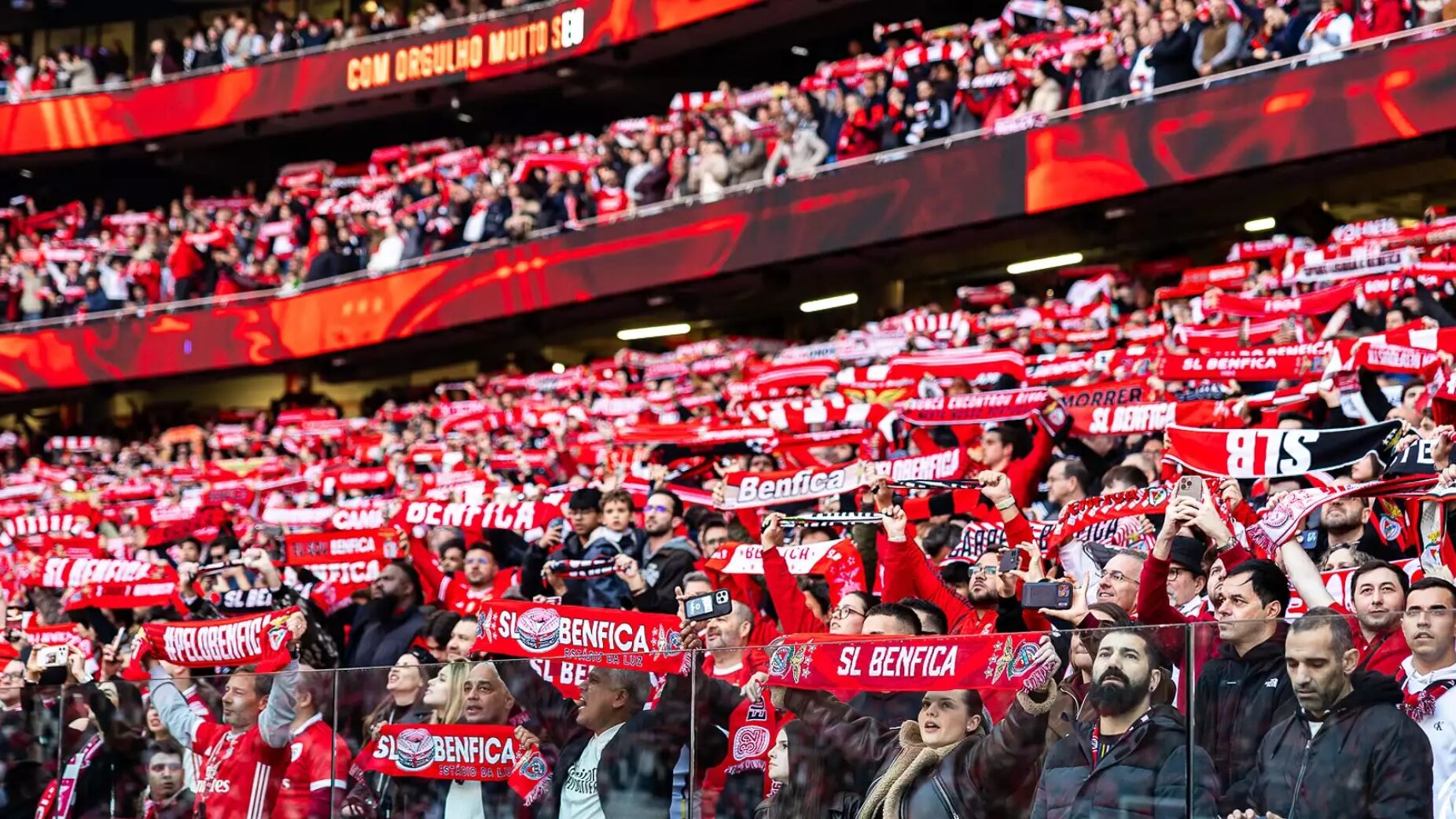 Cl&aacute;ssico Benfica-FC Porto bate recorde hist&oacute;rico de assist&ecirc;ncia no Est&aacute;dio da Luz