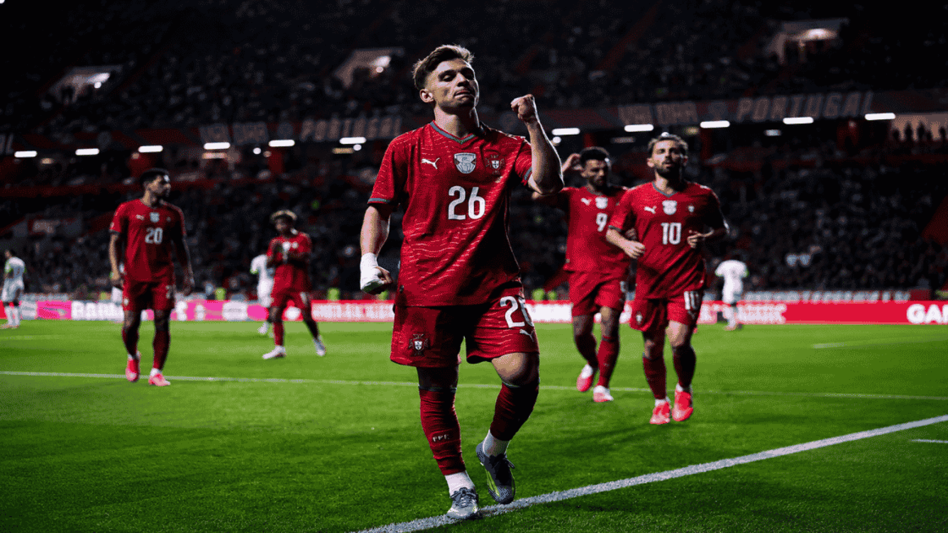 Portugal despediu-se de Leiria com vit&oacute;ria. Ronaldo desperdi&ccedil;ou. E houve uma trag&eacute;dia nas bancadas.