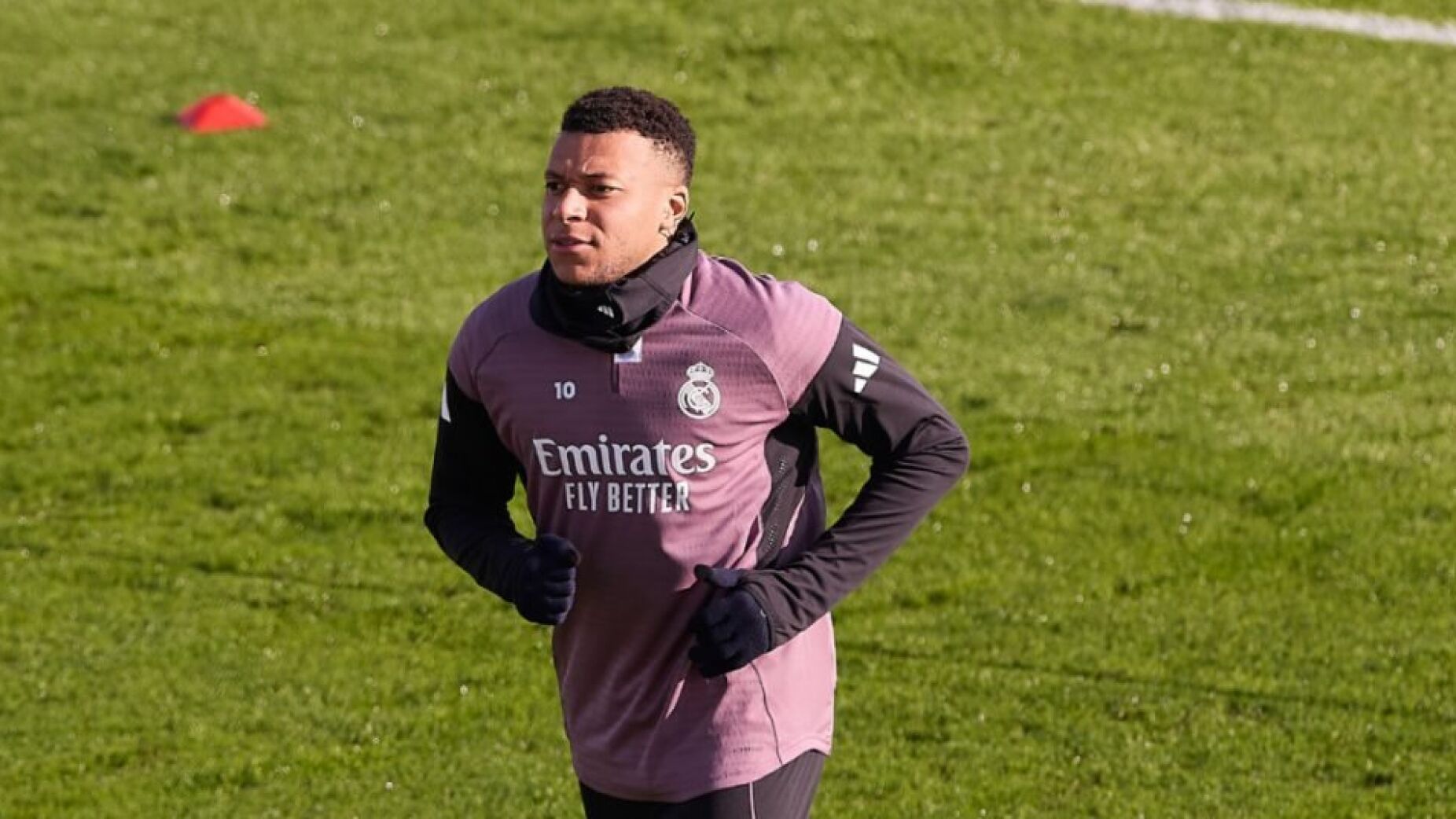 A viagem que mudou o cen&aacute;rio: Mbapp&eacute; chega a Jed&aacute; e o cl&aacute;ssico ganha outra dimens&atilde;o