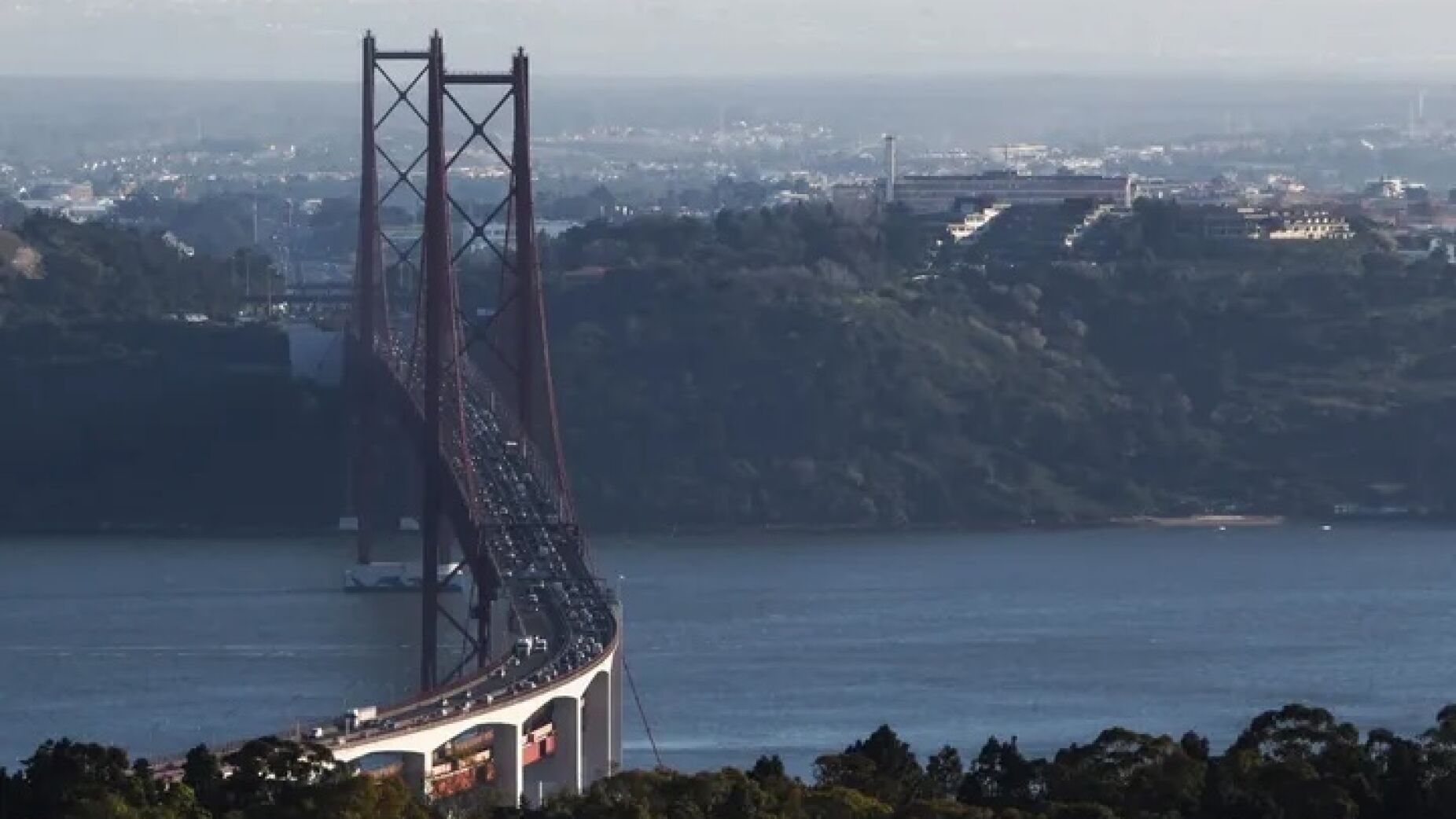 Ponte 25 de Abril fecha ao tr&acirc;nsito este domingo de manh&atilde; por causa da Meia Maratona de Lisboa