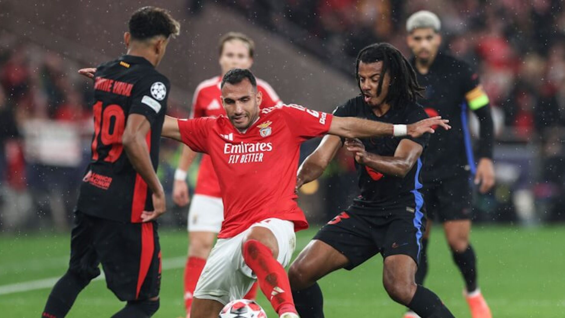 Benfica bateu o pé ao Barça mas acaba com derrota dolorosa