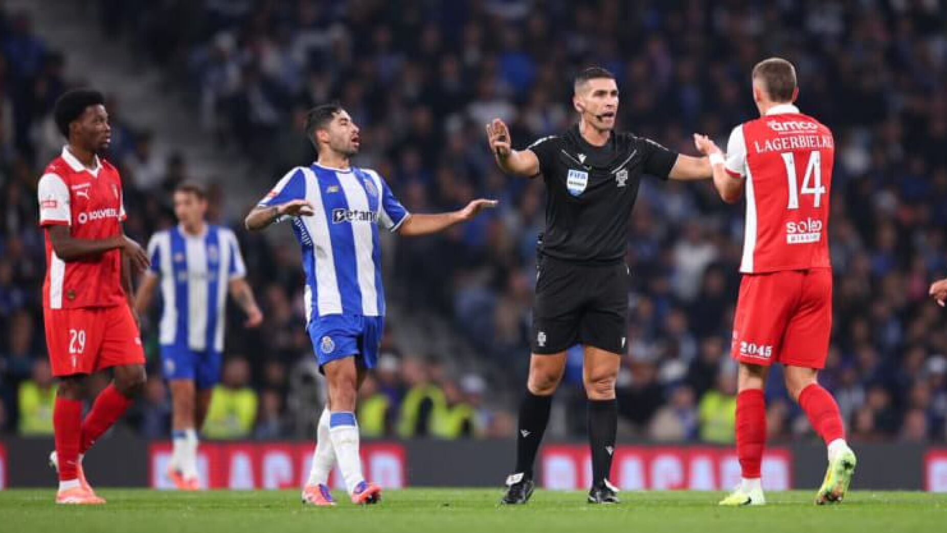 Conselho de Disciplina anuncia medida contra o FC Porto após pressão sobre Veríssimo