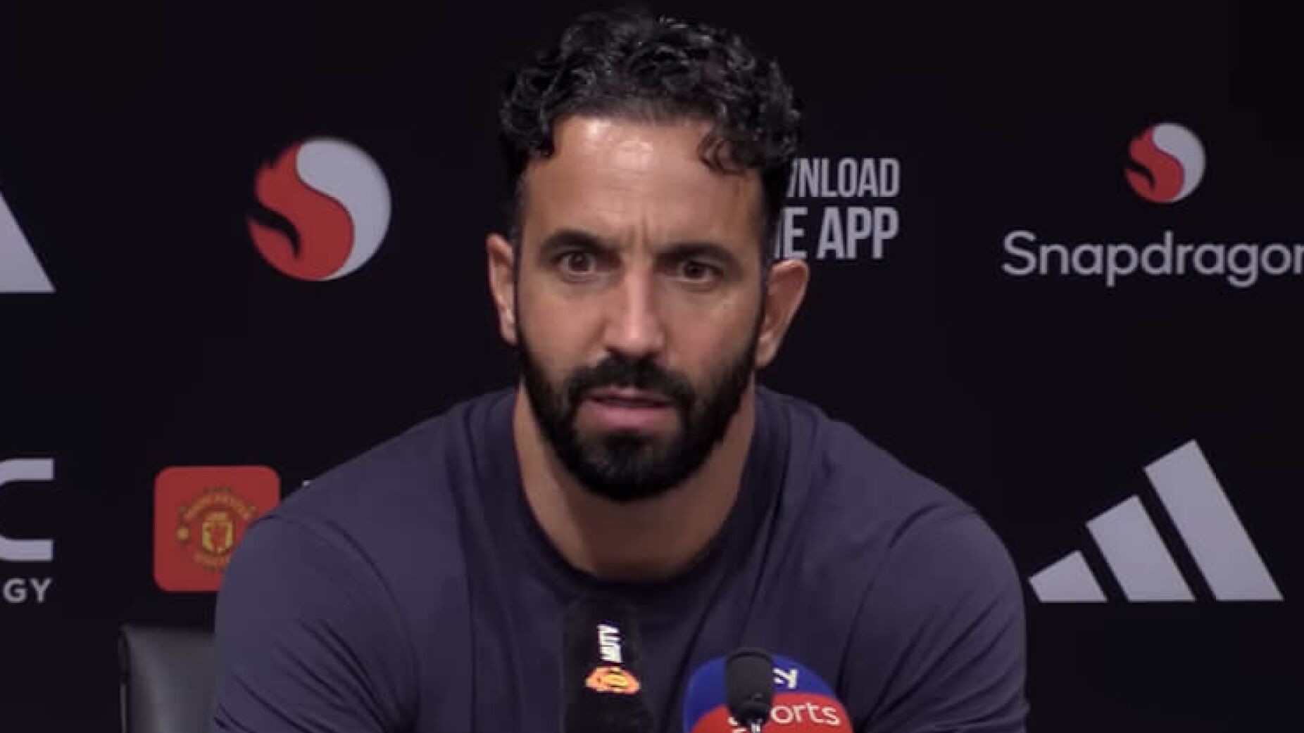 Amorim irritado em bate-boca com jornalista inglês após derrota do Man. United