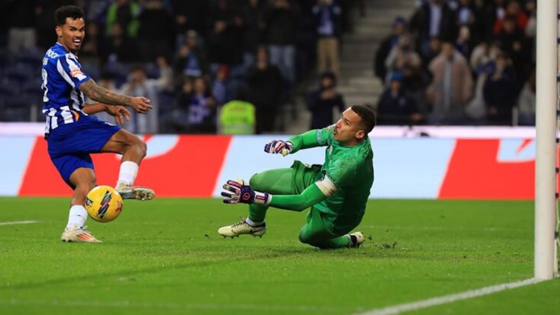 Guardião do Santa Clara ameaçado após o jogo com o FC Porto