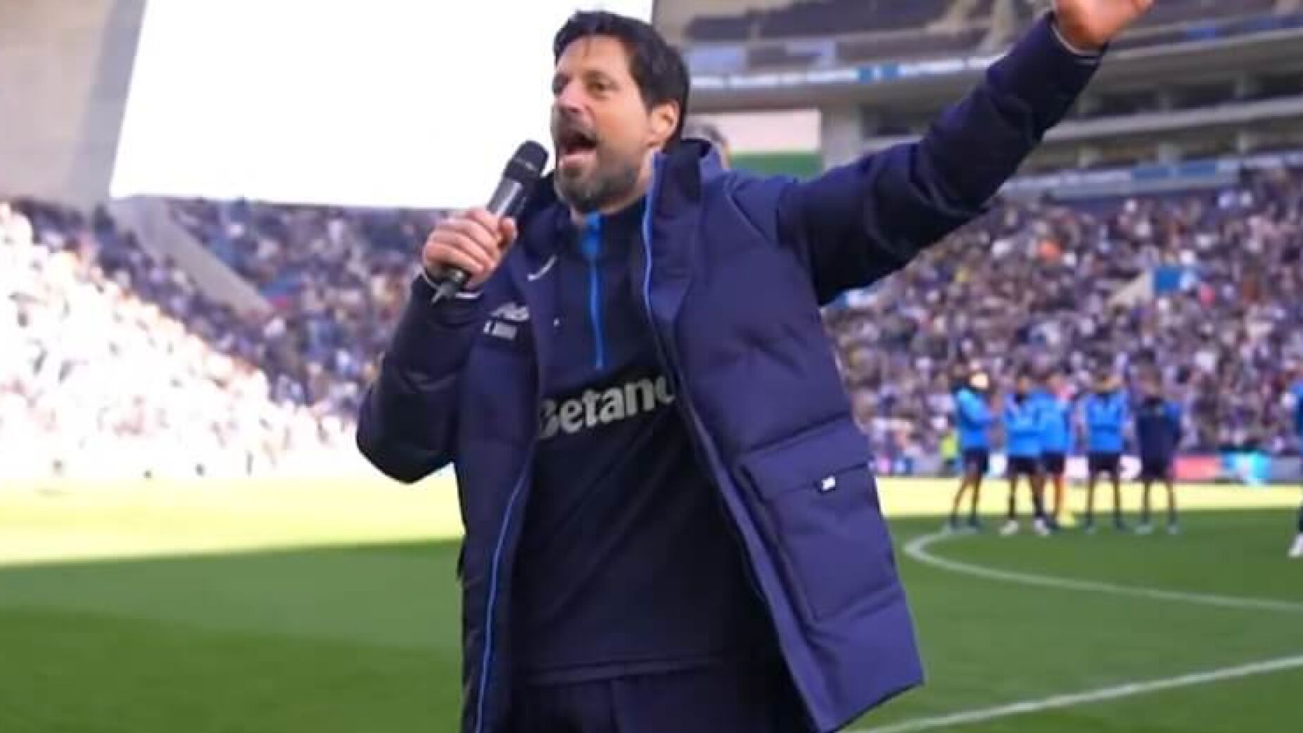 Treino aberto do FC Porto: Vítor Bruno emocionado e a cantar para Deniz Gül