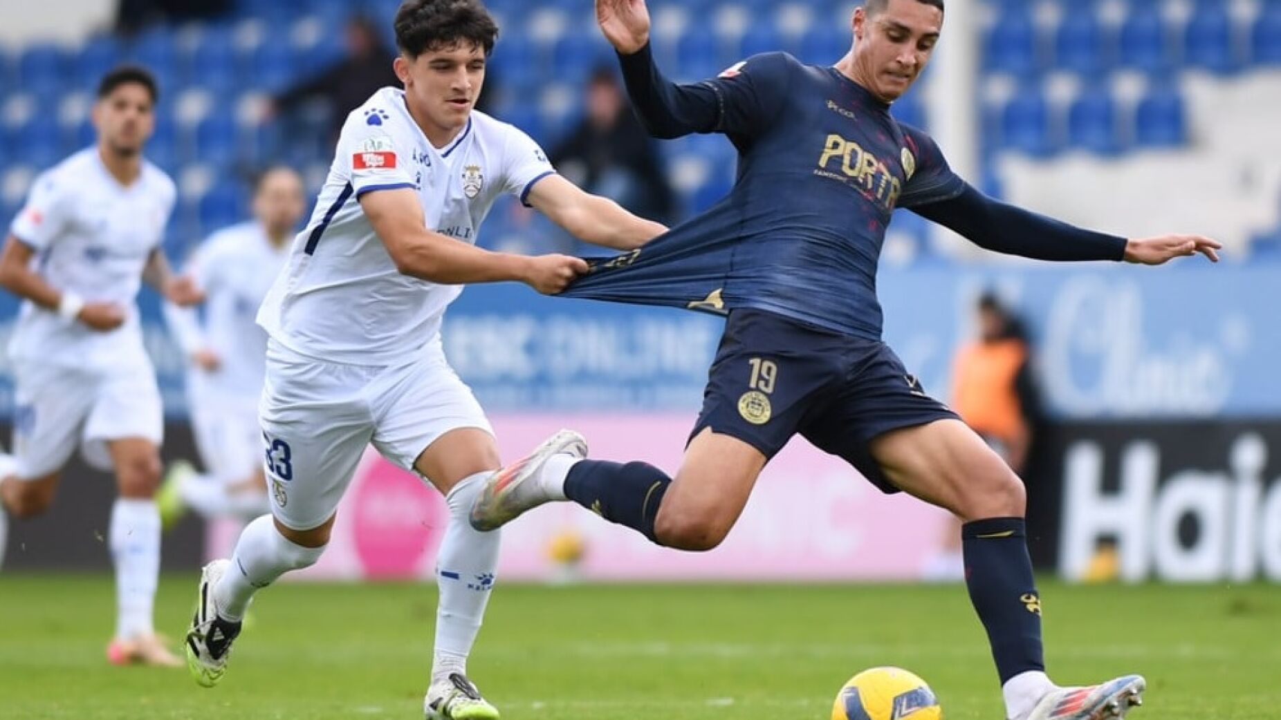 Liga 2 come&ccedil;a 2026 com empate animado e expuls&otilde;es nos bancos