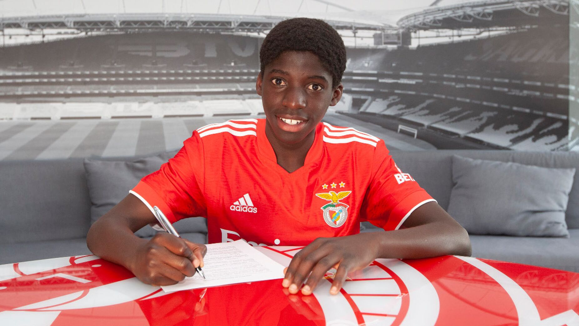 H&aacute; um novo nome a entrar numa lista de elite&hellip; e j&aacute; est&aacute; ao lado de Ronaldo