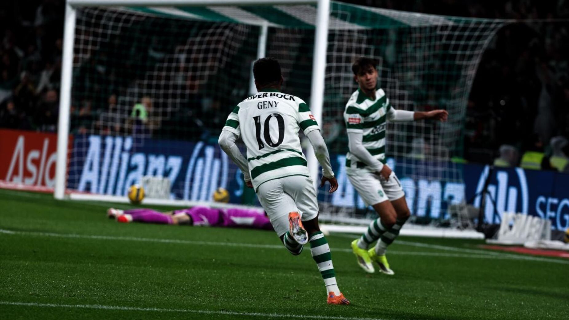 Sporting recebe Vit&oacute;ria de Guimar&atilde;es esta noite com o segundo lugar e a Champions em jogo