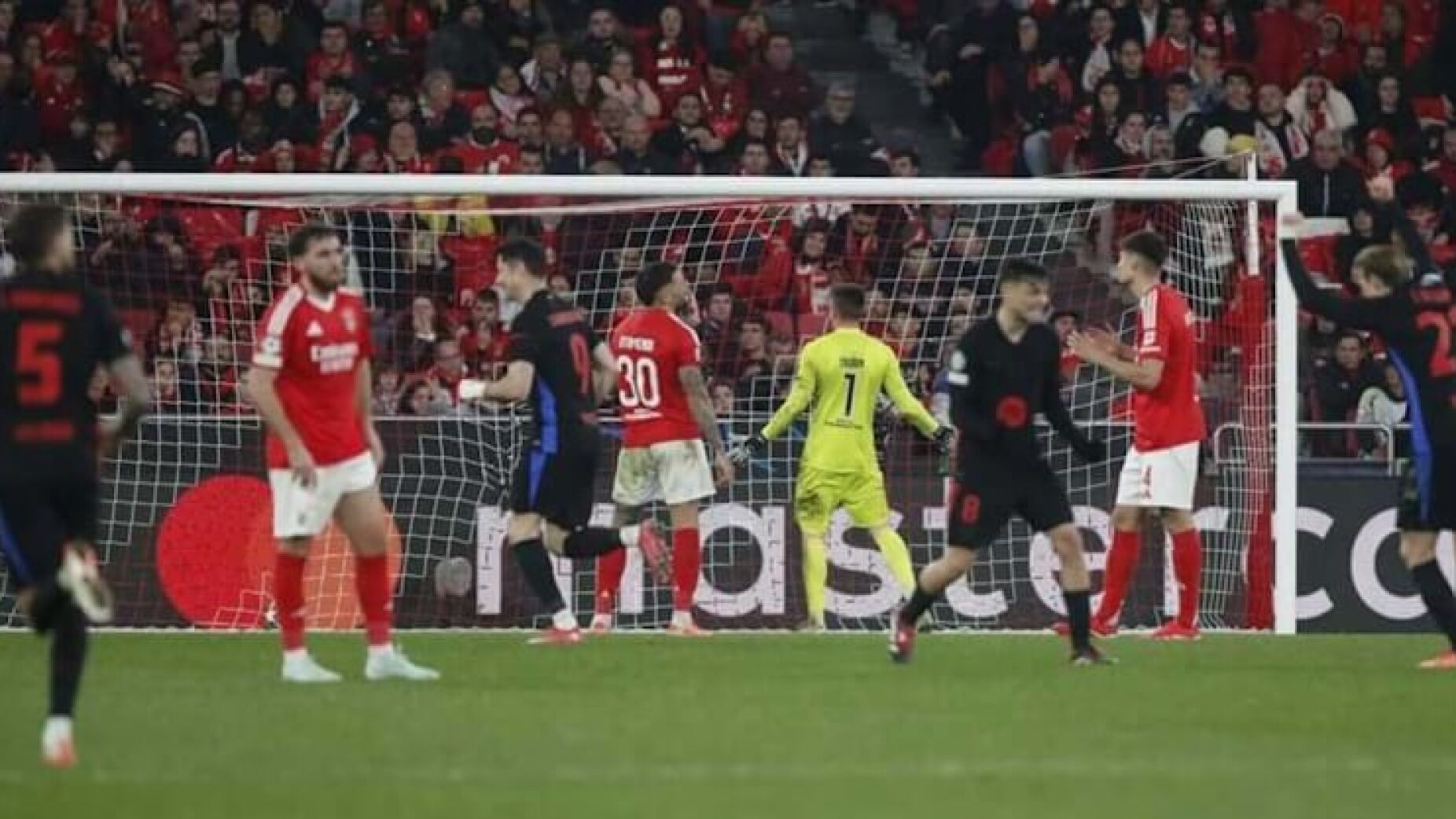 Benfica perdulário resulta em derrota diante do Barcelona