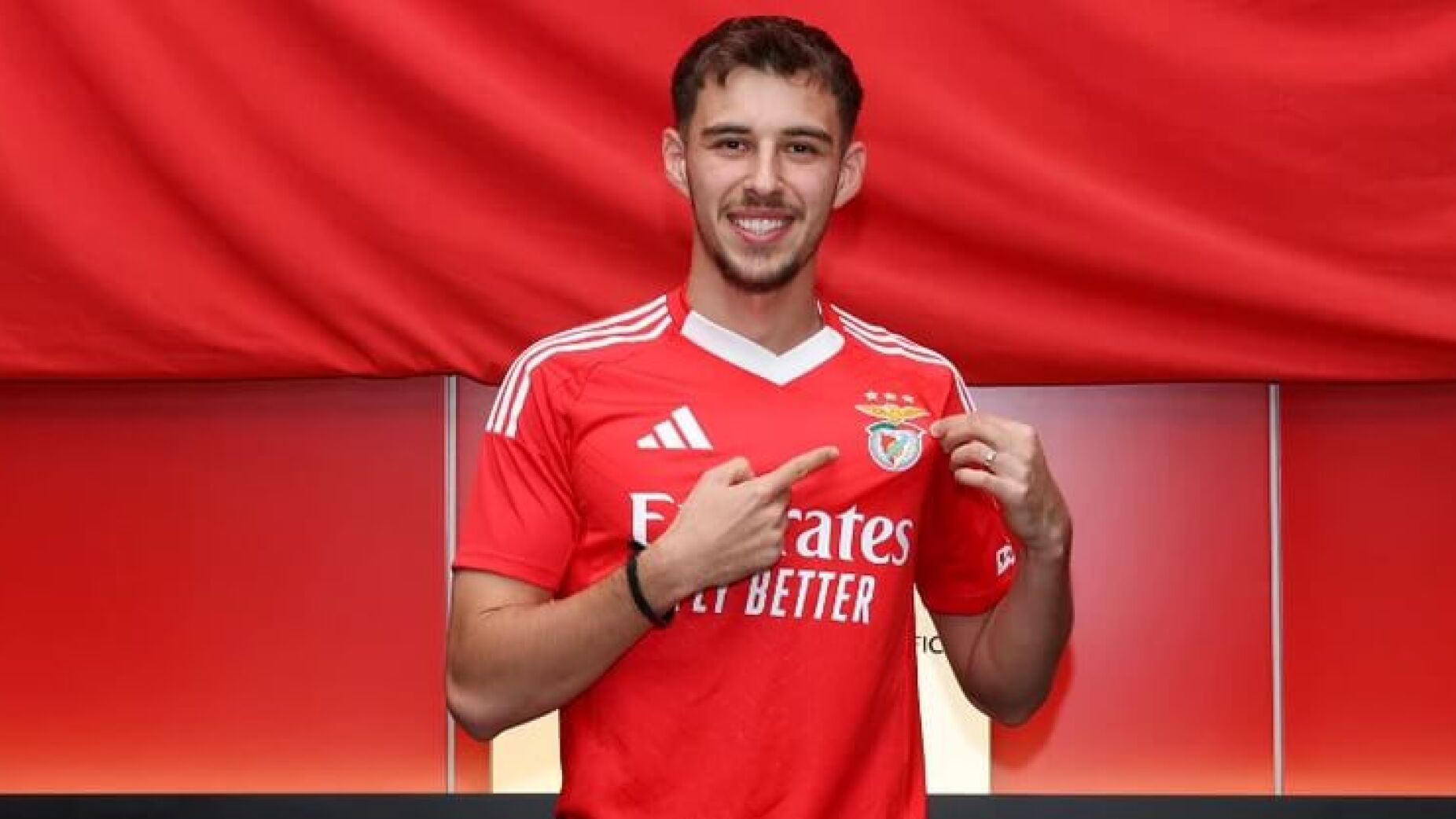 Benfica anuncia renovação com jovem Adrian Bajrami