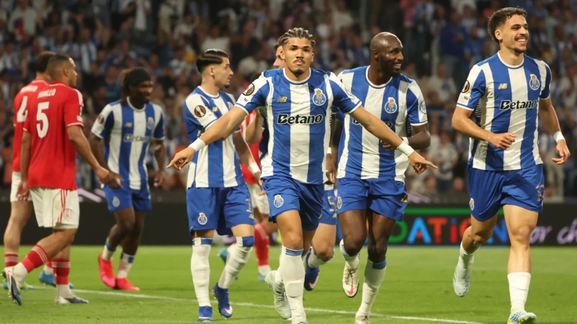 PORTO 1-1 FOREST: 18 REMATES, UM AUTOGOLO CARICATO E FARIOLI FURIOSO &mdash; "A ESTE N&Iacute;VEL, TENS DE MATAR QUANDO &Eacute; O MOMENTO"