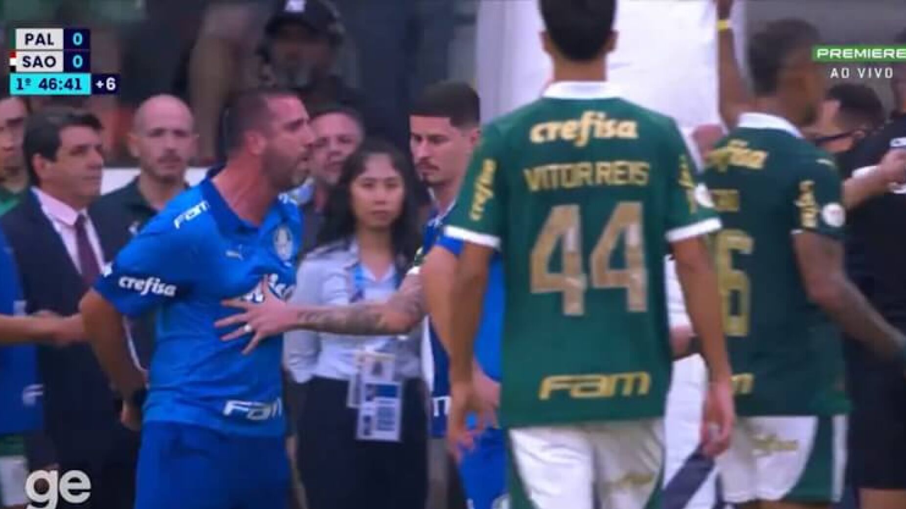 Adjunto de Abel Ferreira expulso e fica de cabeça perdida (VÍDEO)