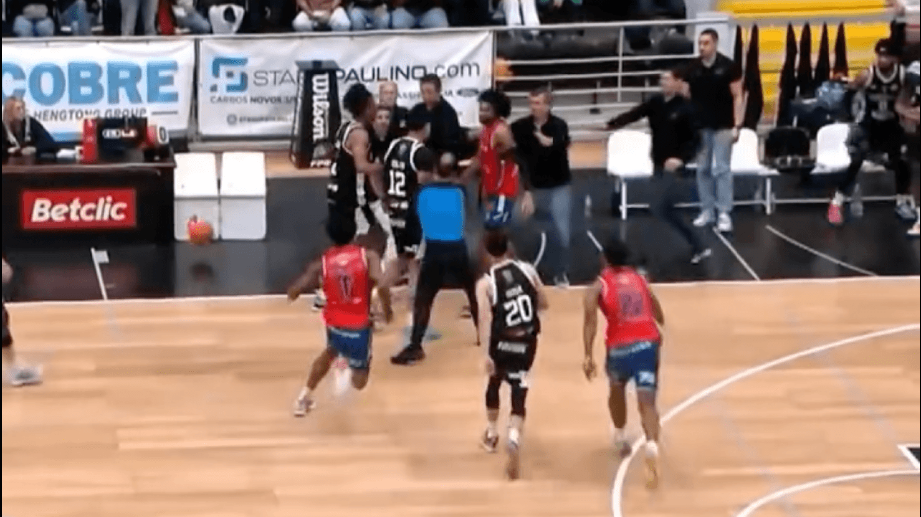 Pancadaria, 40 minutos parados e 11 expuls&otilde;es: o d&eacute;rbi de basquetebol que envergonhou Portugal