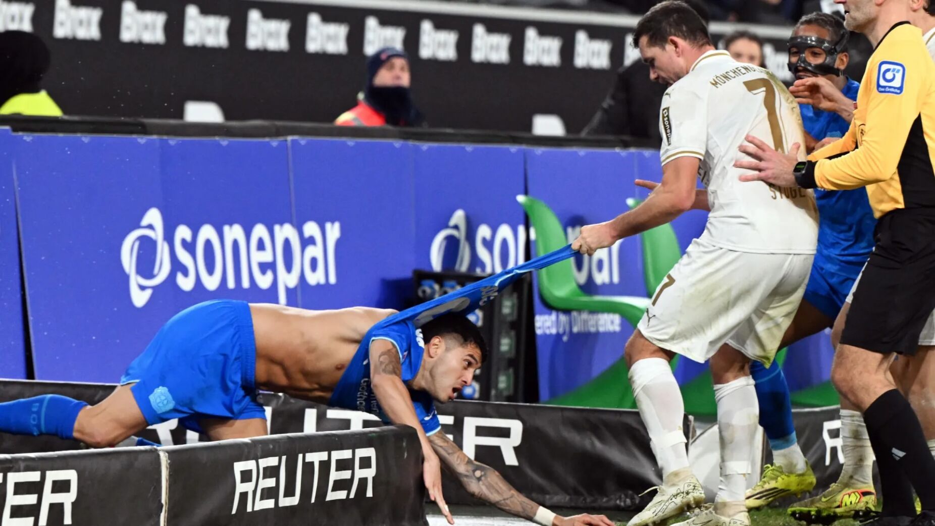 Confus&atilde;o no Borussia-Park: Palacios fica sem camisola e jogo aquece entre Gladbach e Leverkusen
