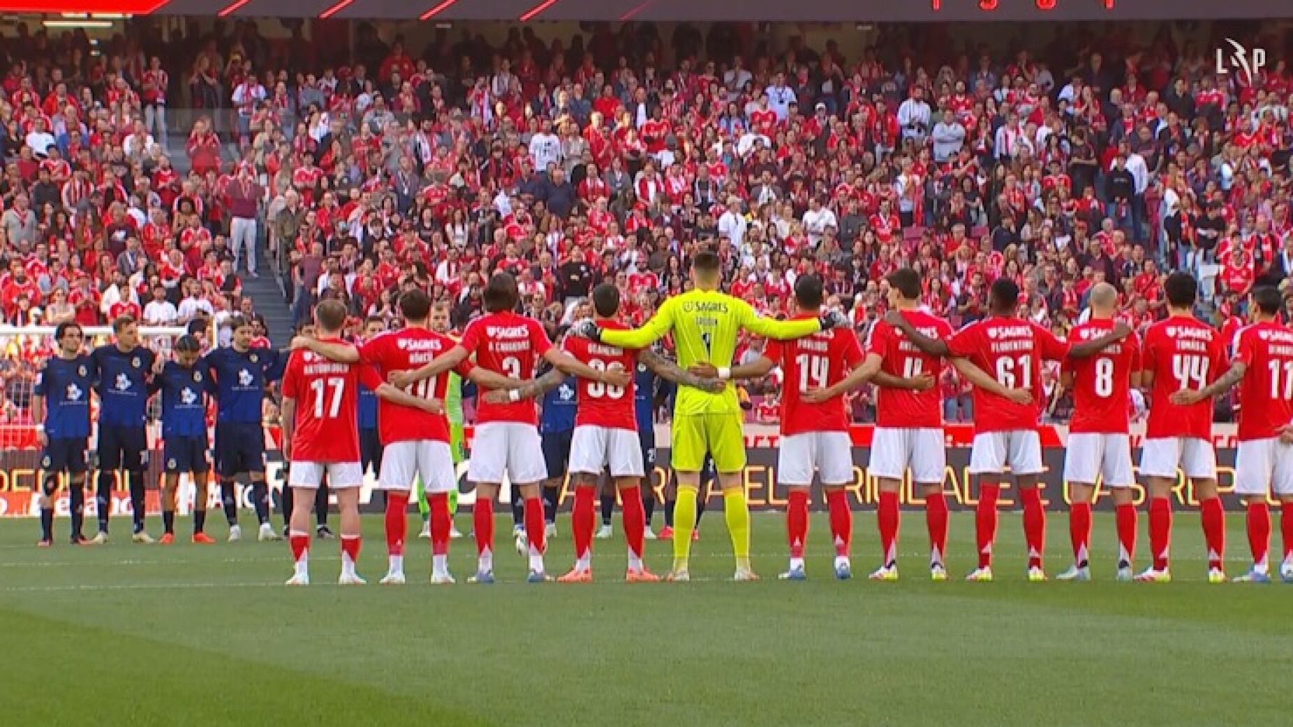 Adeptos do Benfica imitam som de very light no minuto de silêncio a Aurélio Pereira