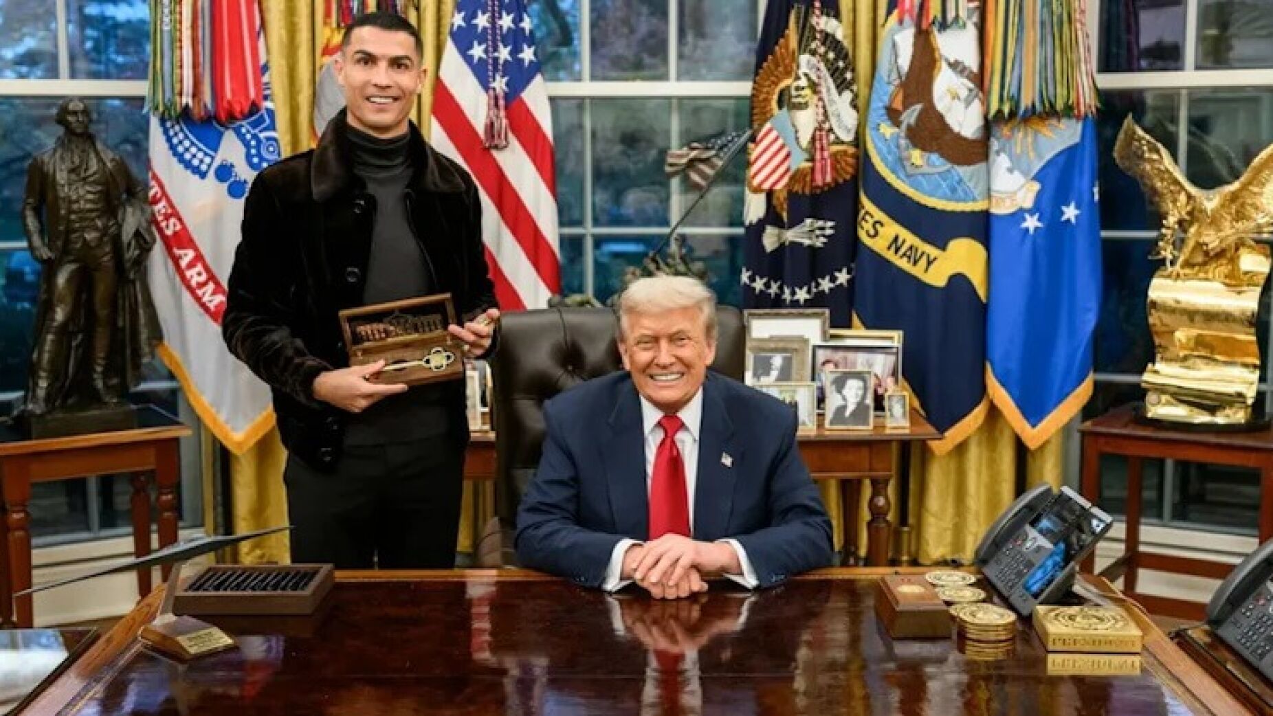 Desvendado o misterioso presente que Trump ofereceu a Ronaldo