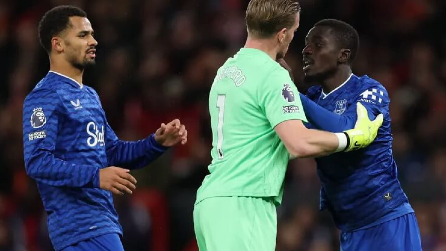 Jogador do Everton expulso após agredir o próprio colega contra o United