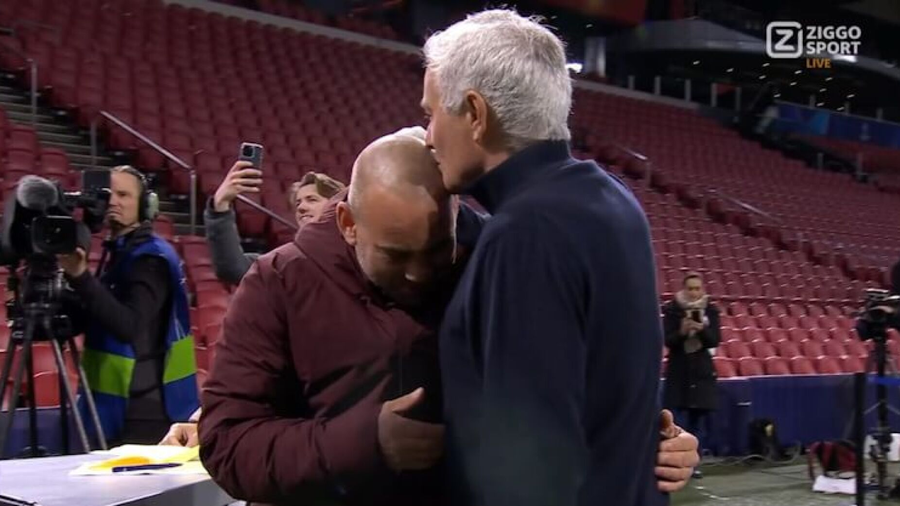 Mourinho reencontra Sneijder e até houve beijinho na careca (Vídeo)