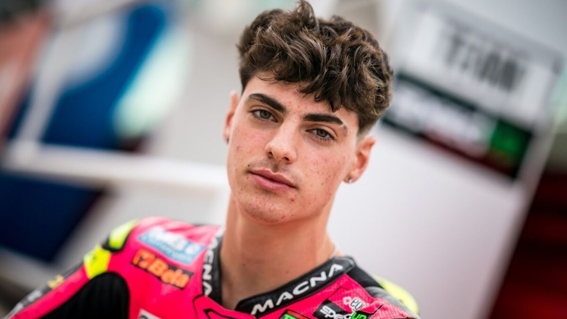 Queda violenta em Val&ecirc;ncia deixa jovem promessa da MotoGP fora de combate