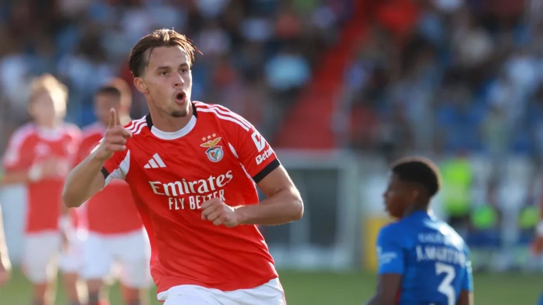 Dedic desperta interesse em Inglaterra, mas o Benfica trava qualquer sa&iacute;da