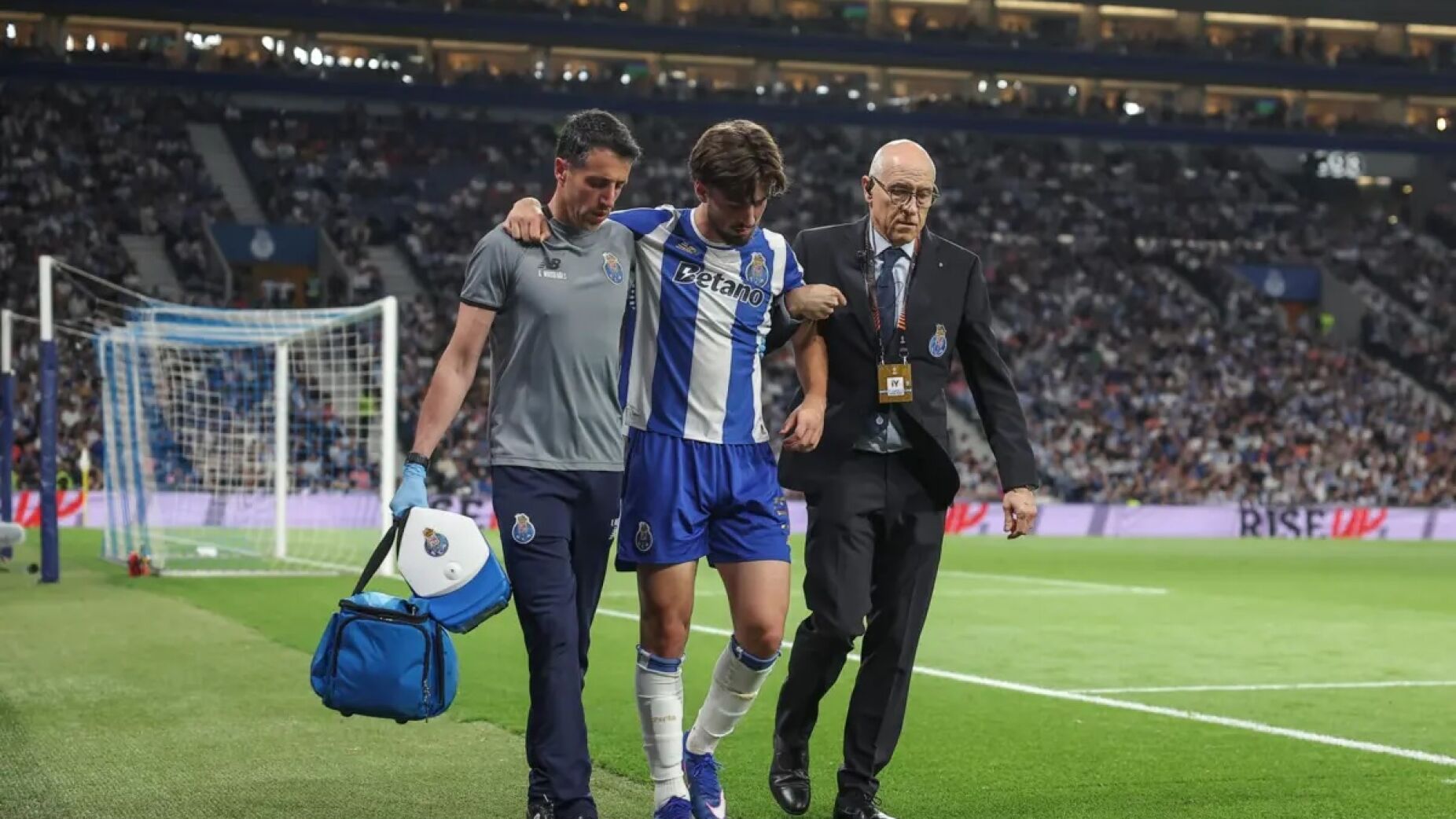 MARTIM FERNANDES FAZ RESSON&Acirc;NCIA ESTA MANH&Atilde; &mdash; FARIOLI TEME LIGAMENTOS E PORTO PODE CHEGAR AO ESTORIL SEM LATERAL DIREITO