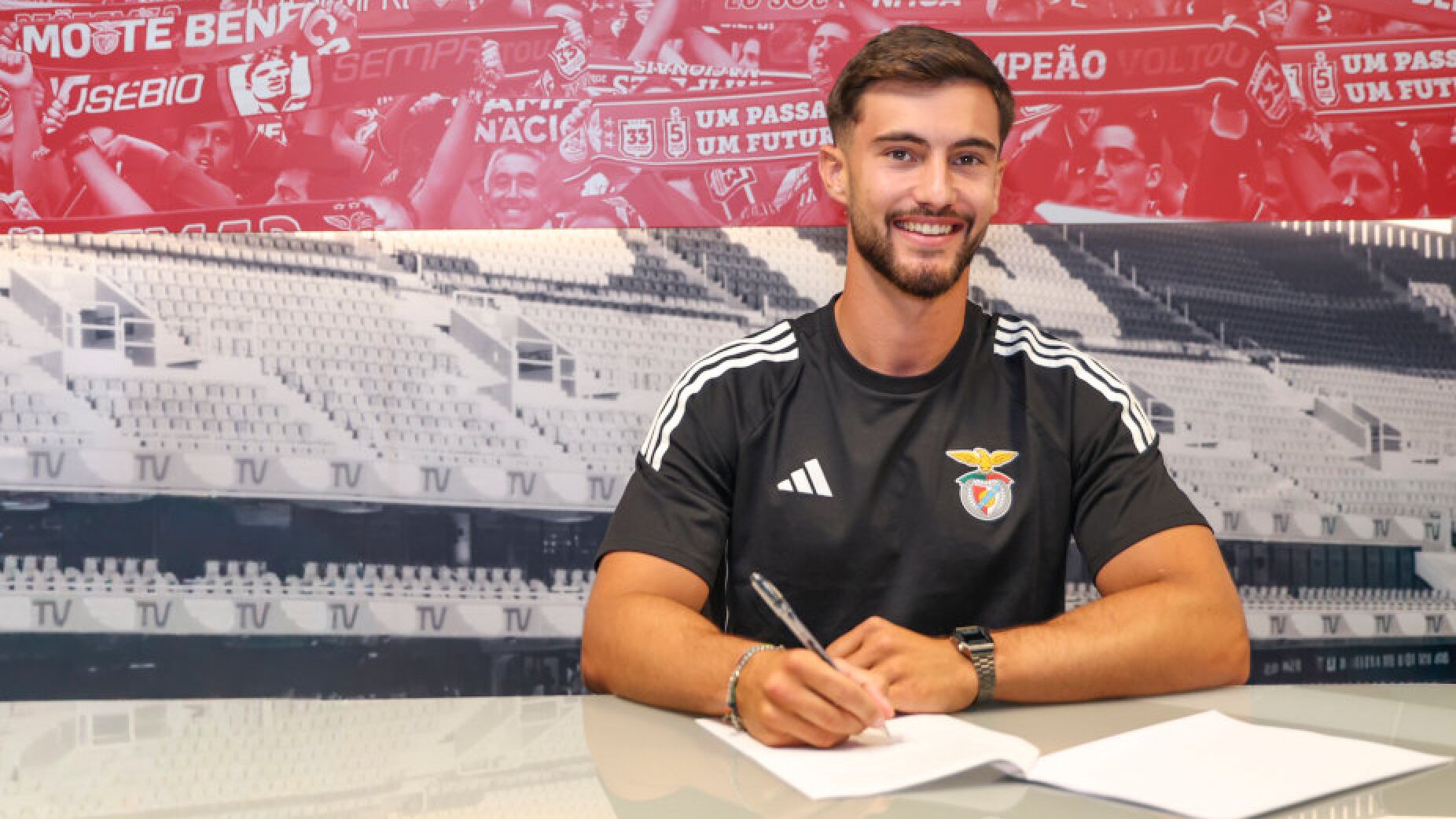 Chega um campe&atilde;o do Mundo&hellip; e o Benfica refor&ccedil;a uma m&aacute;quina que n&atilde;o p&aacute;ra de crescer