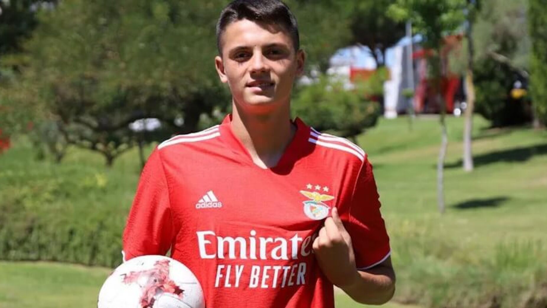 Milionário romeno revela esquema para enganar Benfica em transferência de jovem craque