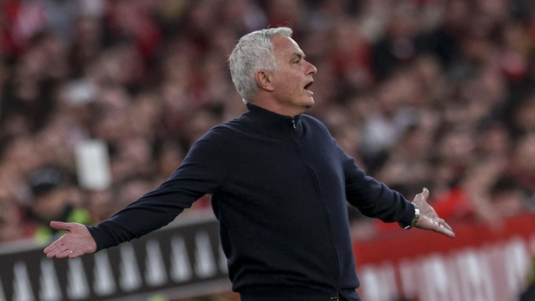 Mourinho mudou tudo ao intervalo: Benfica reagiu ao 0-2 e evitou derrota no cl&aacute;ssico