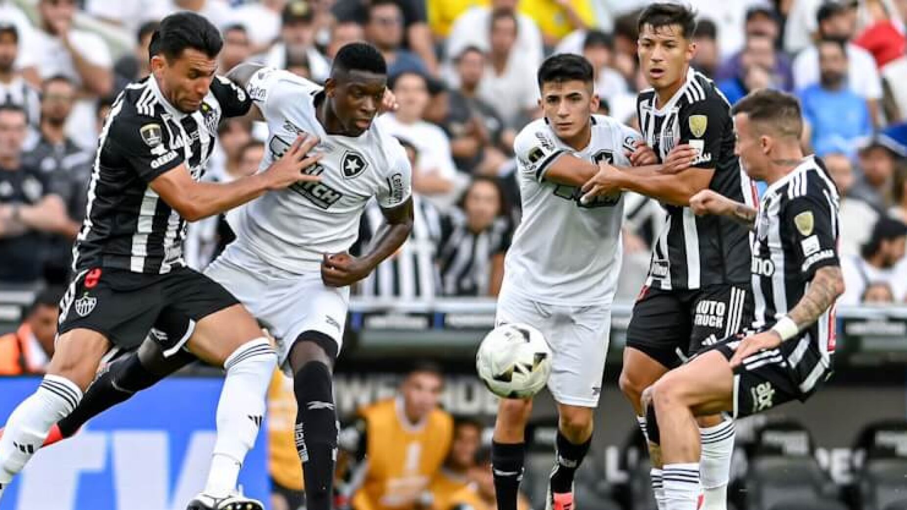 Artur Jorge conduz Botafogo à conquista da Libertadores em final sofrida