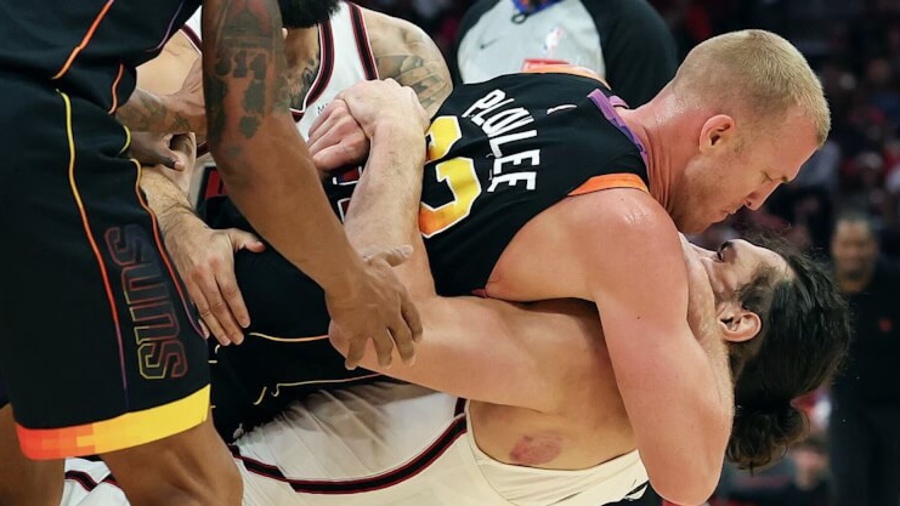 Rockets-Suns marcado por alta tensão entre Adams e Plumlee (Vídeo)