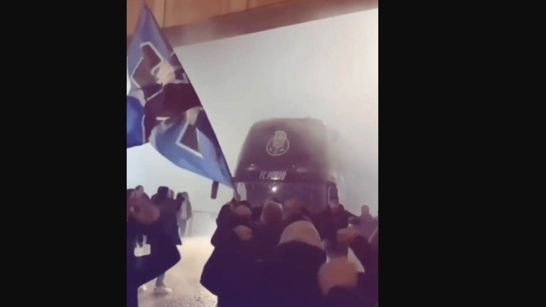 Adeptos Empurram o FC Porto Antes da Viagem para Tondela: Ambiente de Euforia no Dragão