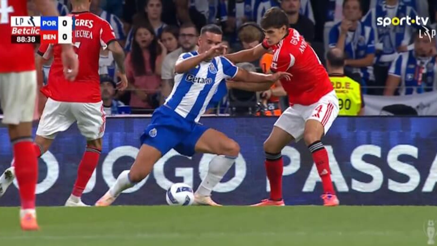 FC Porto já reagiu ao penálti sobre Gül e vai tomar medidas