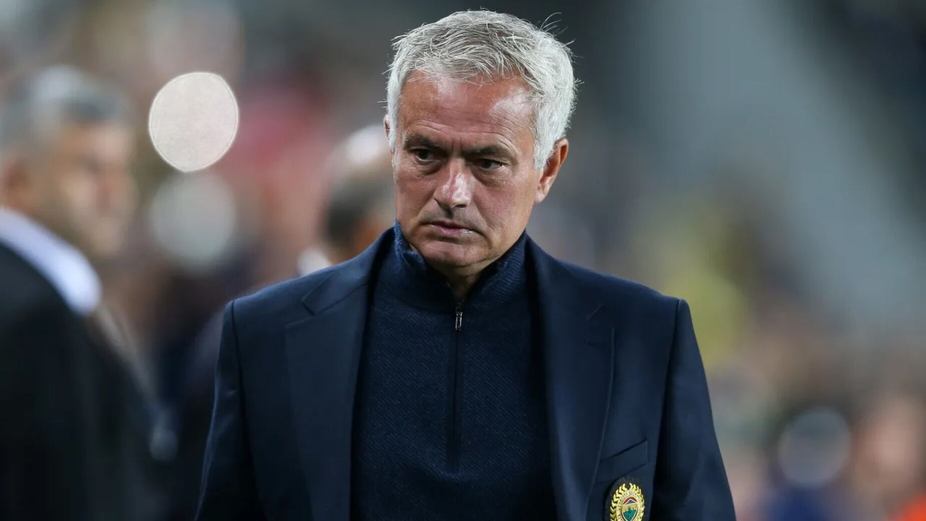 Sil&ecirc;ncio que faz barulho: Mourinho volta a fechar portas antes de jogo na Luz