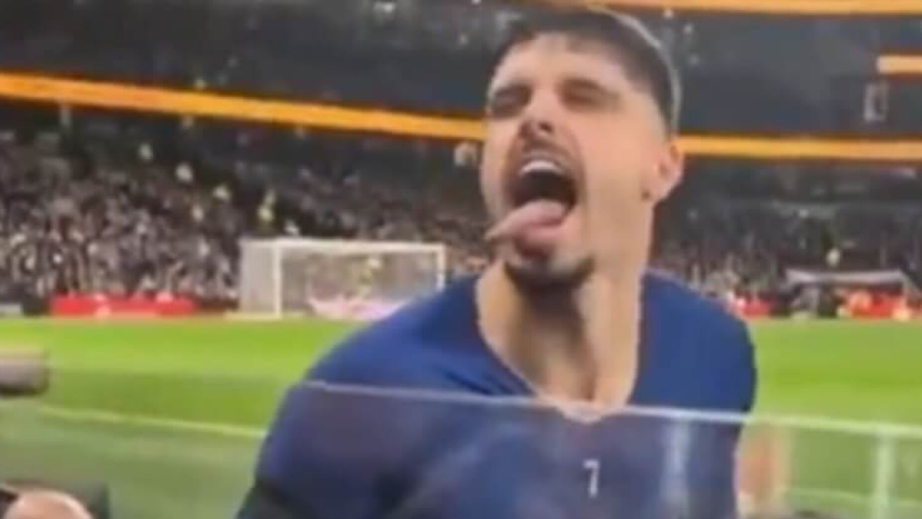 Adeptos do Tottenham provocam Pedro Neto e a resposta do português já é viral