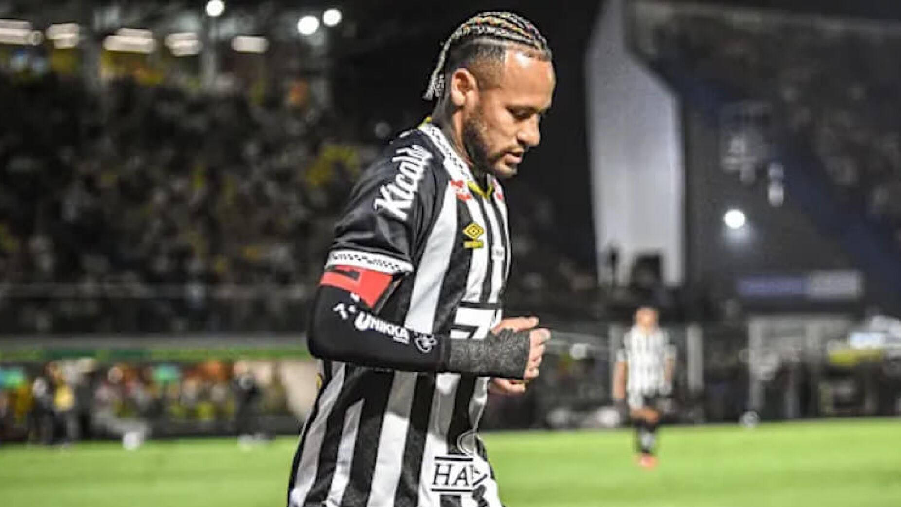 Neymar em confronto com adeptos adversários na humilhação do Santos