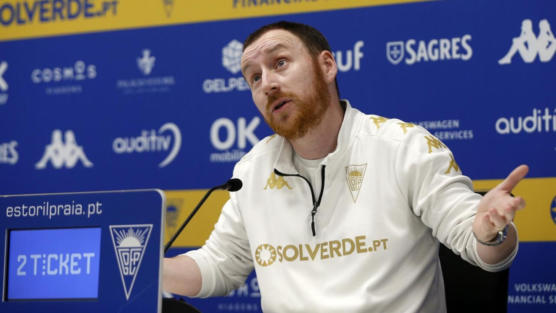 Ian Cathro desafia a l&oacute;gica da Luz: &ldquo;N&atilde;o tenho motiva&ccedil;&atilde;o para sair da cama e tentar empatar&rdquo;