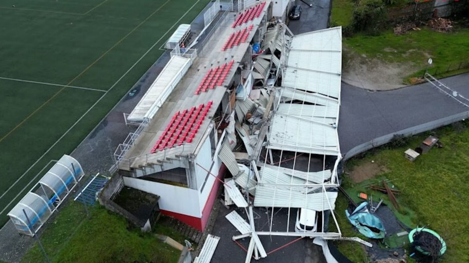 Tempestade Martinho arranca cobertura de estádio em Oliveira do Hospital