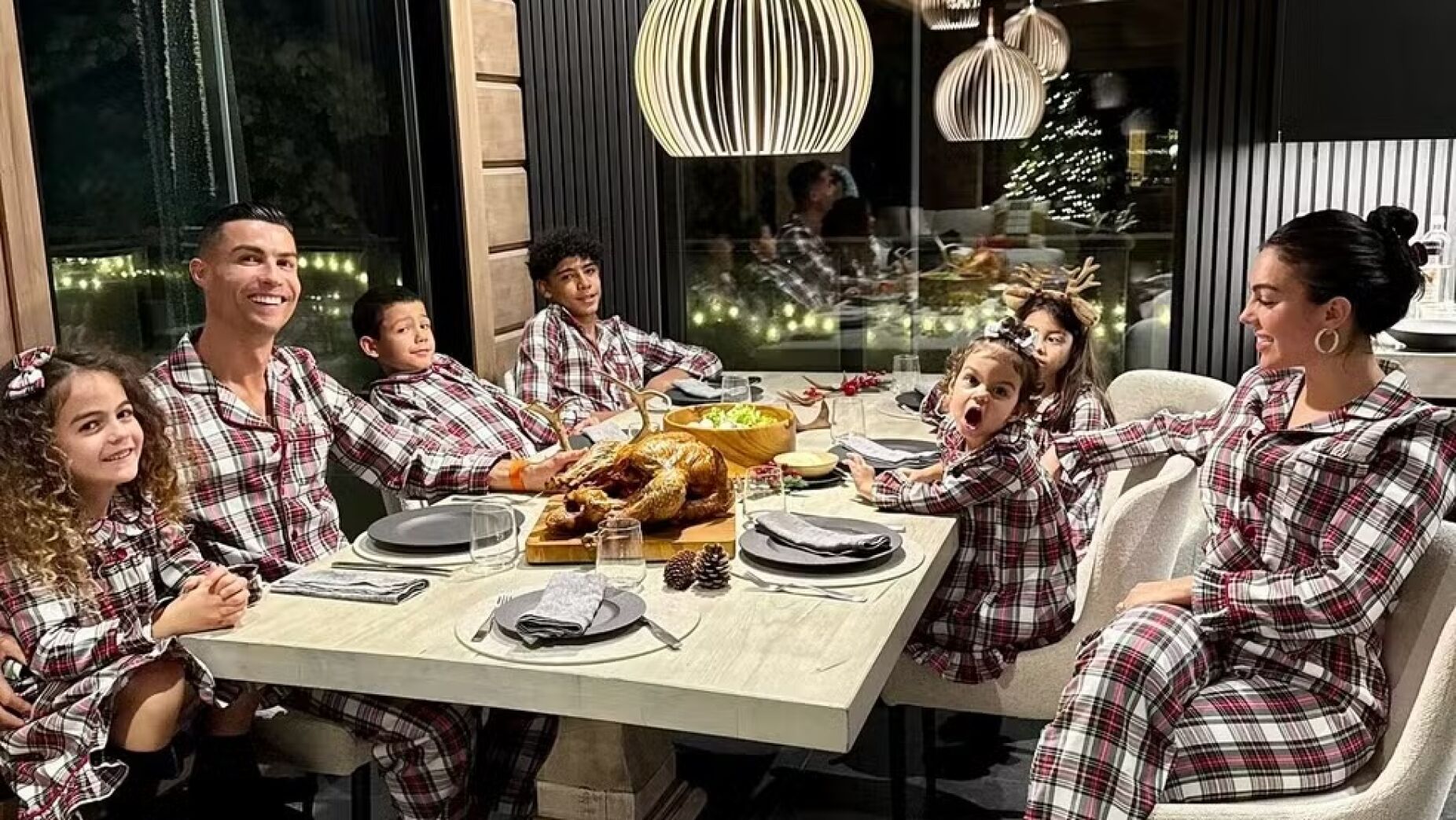 Cristiano Ronaldo surpreende com visual inesperado num momento familiar de Natal