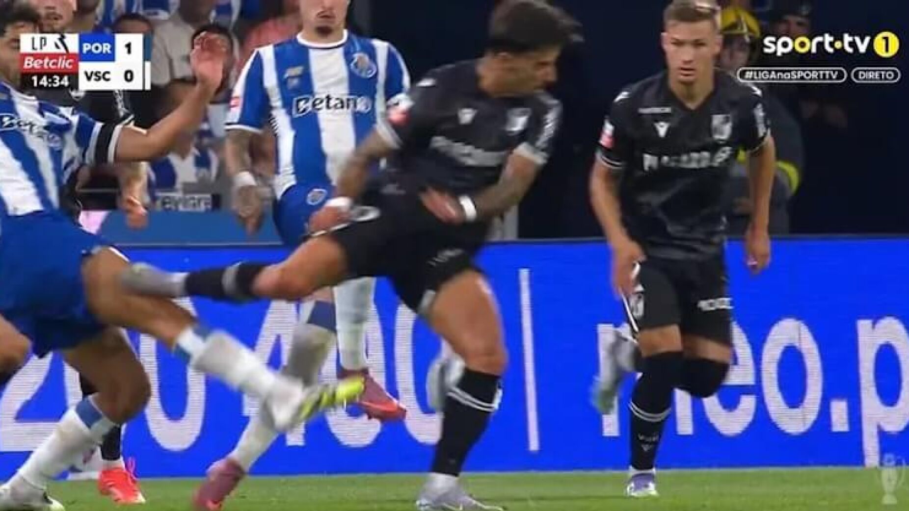 Duarte Gomes fala em expulsão perdoada no FC Porto-V. Guimarães