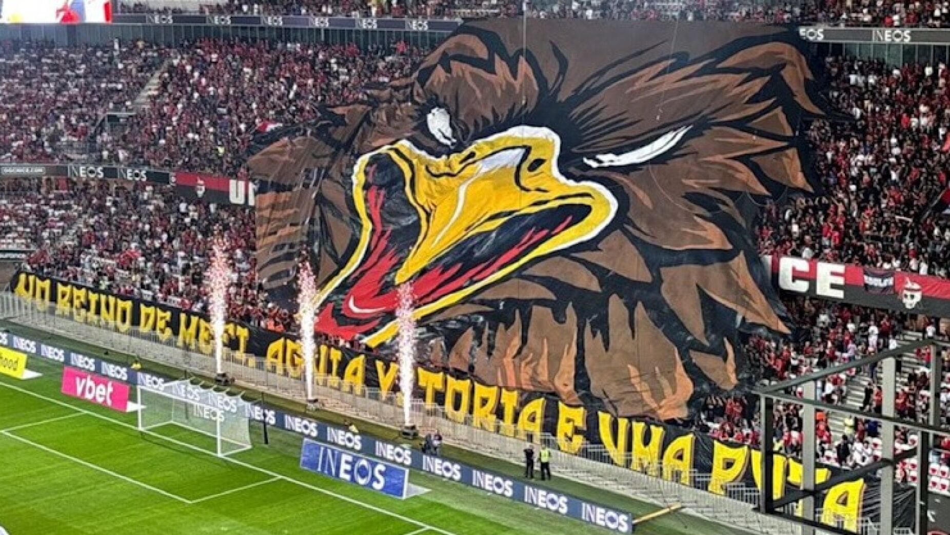 Adeptos do Nice exibem tarja insultuosa à águia do Benfica