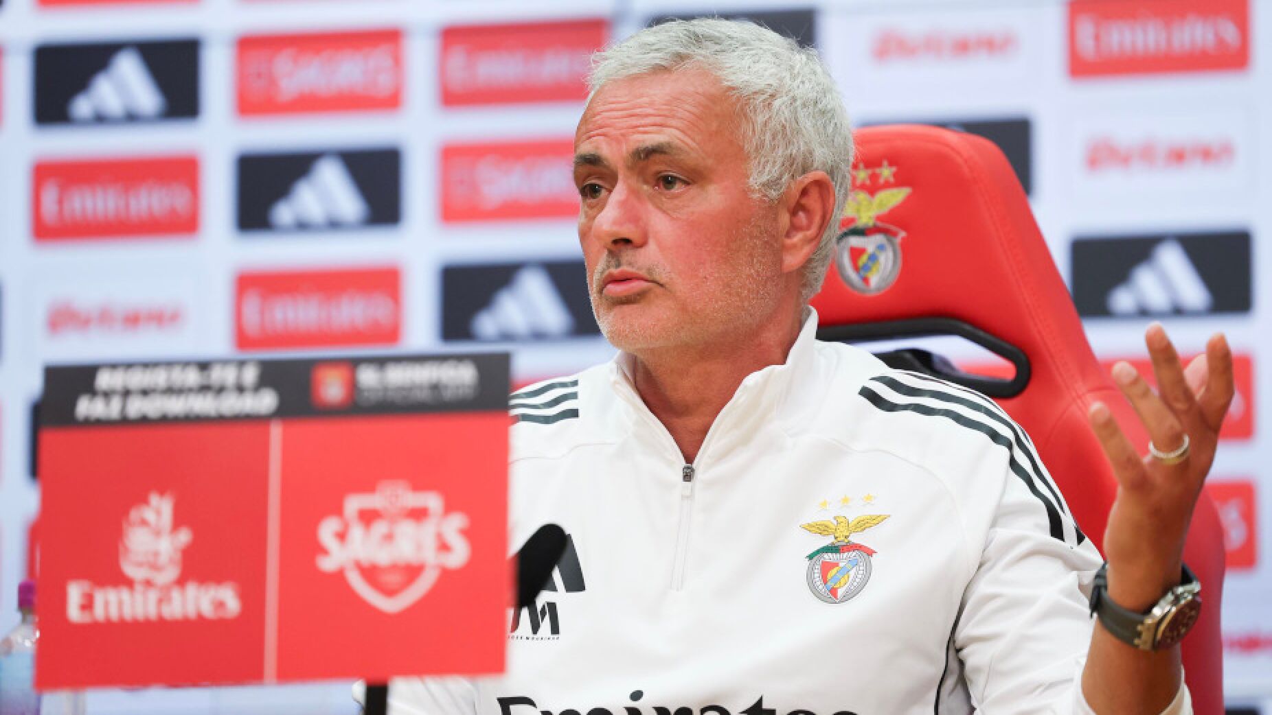 Mourinho quer ficar no Benfica e defende a &eacute;poca: "O campeonato n&atilde;o est&aacute; a ser um desastre"