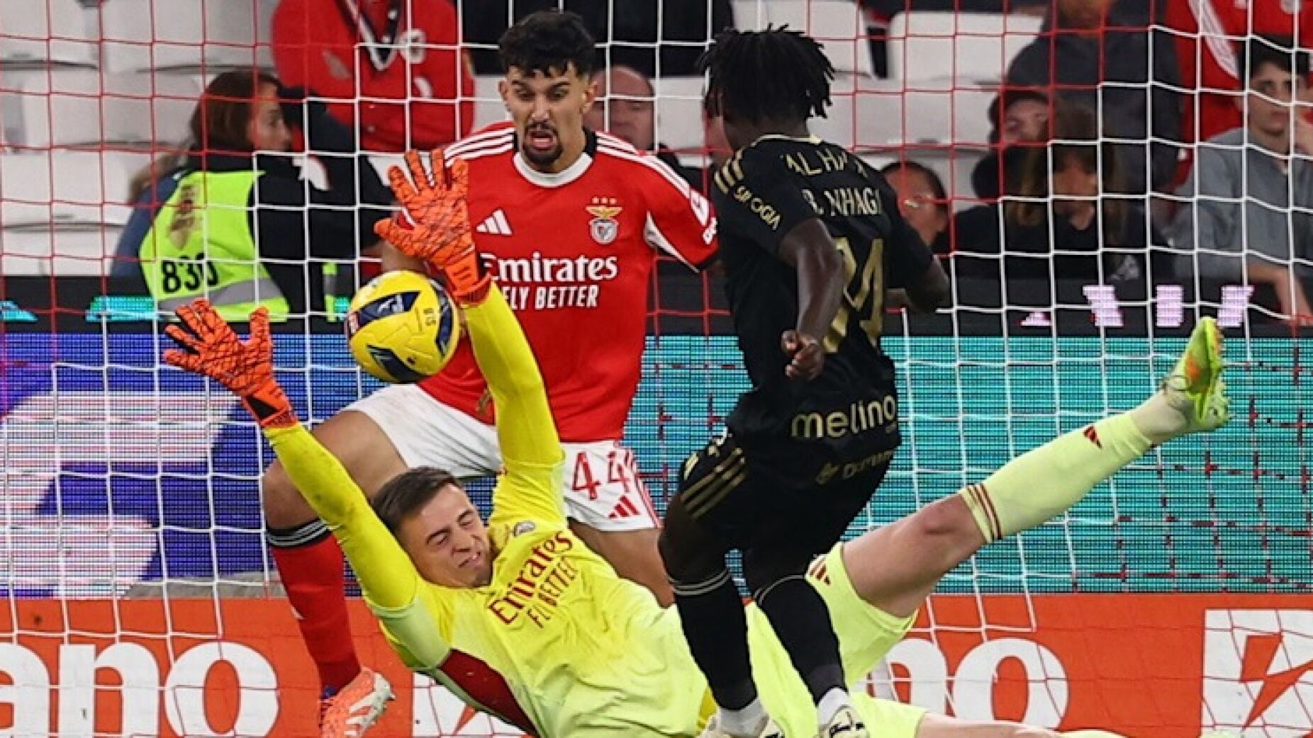 Benfica tropeça em na Luz com o Casa Pia e vê rivais fugirem