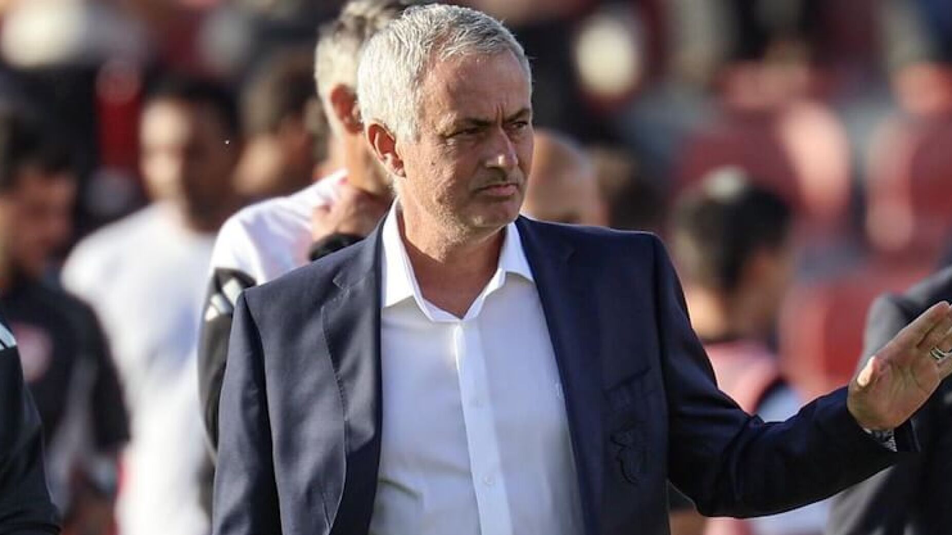 A trabalheira que Mourinho deu ao 4º árbitro do AVS-Benfica