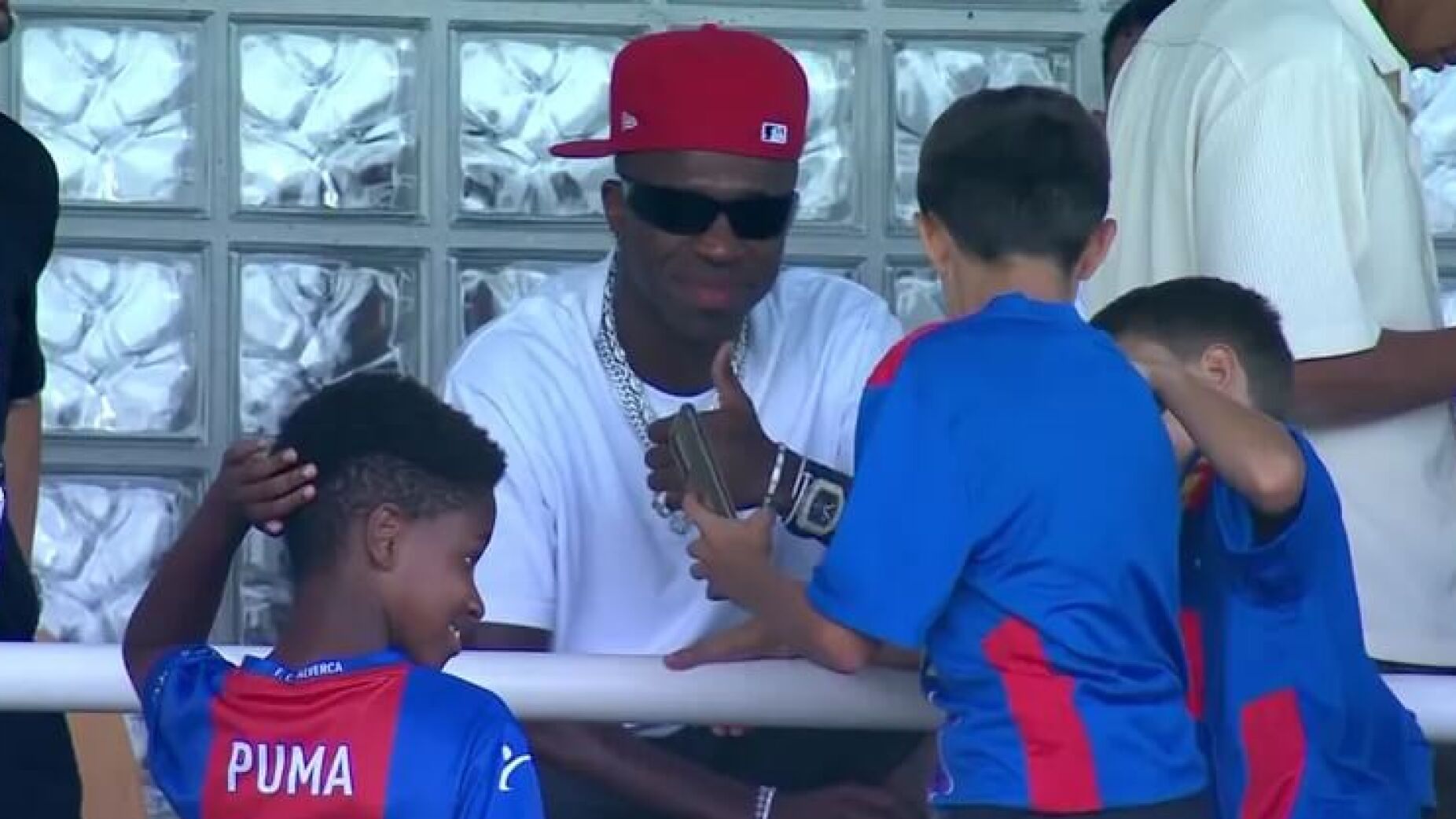 Convidado de luxo: Vinícius Jr. a assistir ao Alverca-Benfica