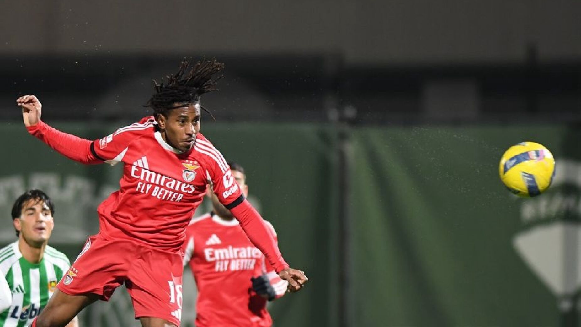 Benfica vence em Vila do Conde, reage &agrave;s derrotas e volta a aproximar-se do Sporting