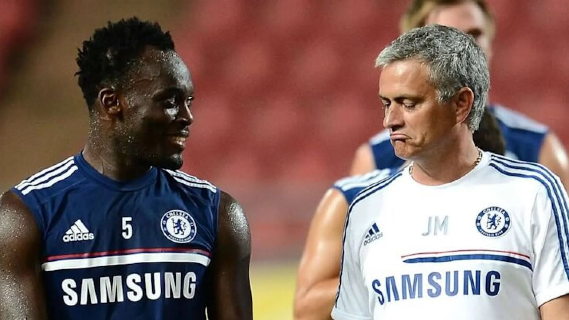 Essien junta-se à defesa de Mourinho após acusações de racismo