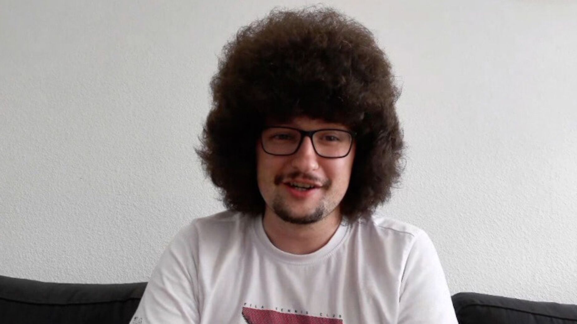 Adepto que prometeu cortar não o cabelo até que o United conseguisse 5 vitórias seguidas brilha em anúncio genial