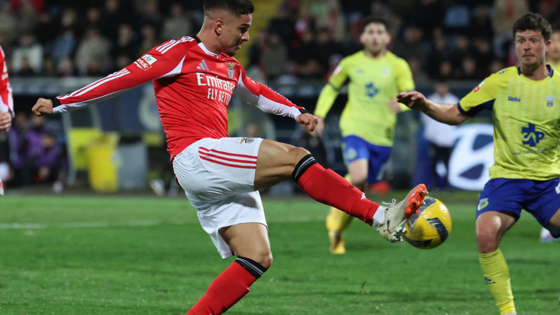 De criticado a decisivo: Ivanovic salva Benfica em Arouca e mant&eacute;m &aacute;guias na luta