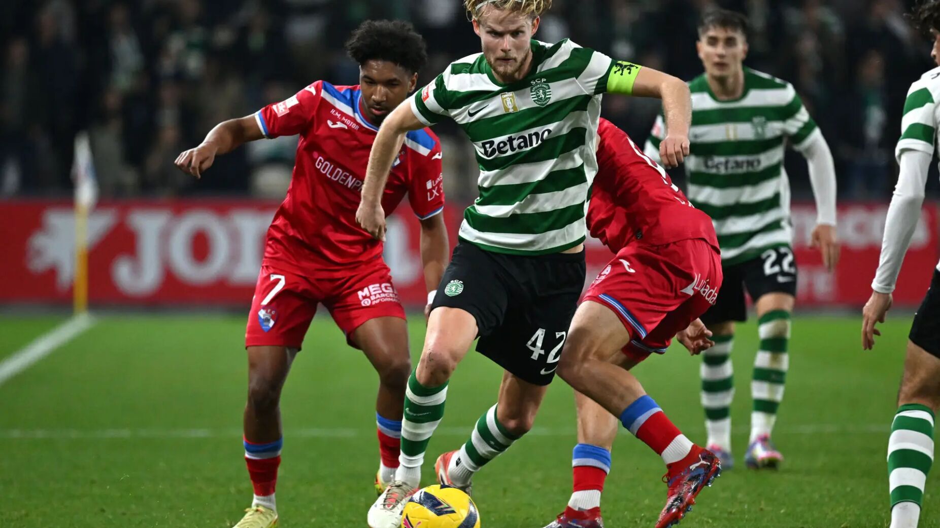 Sporting deixa escapar vantagem e cede empate em Barcelos num jogo marcado pela expuls&atilde;o